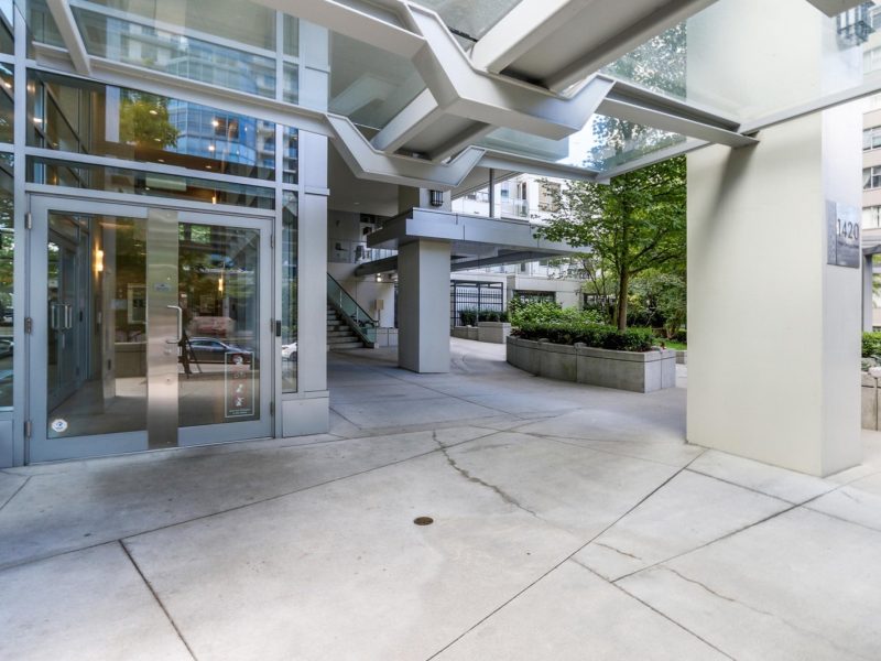 Highrise Sub-master Bedroom with shared bathroom | AVAILABLE NOW